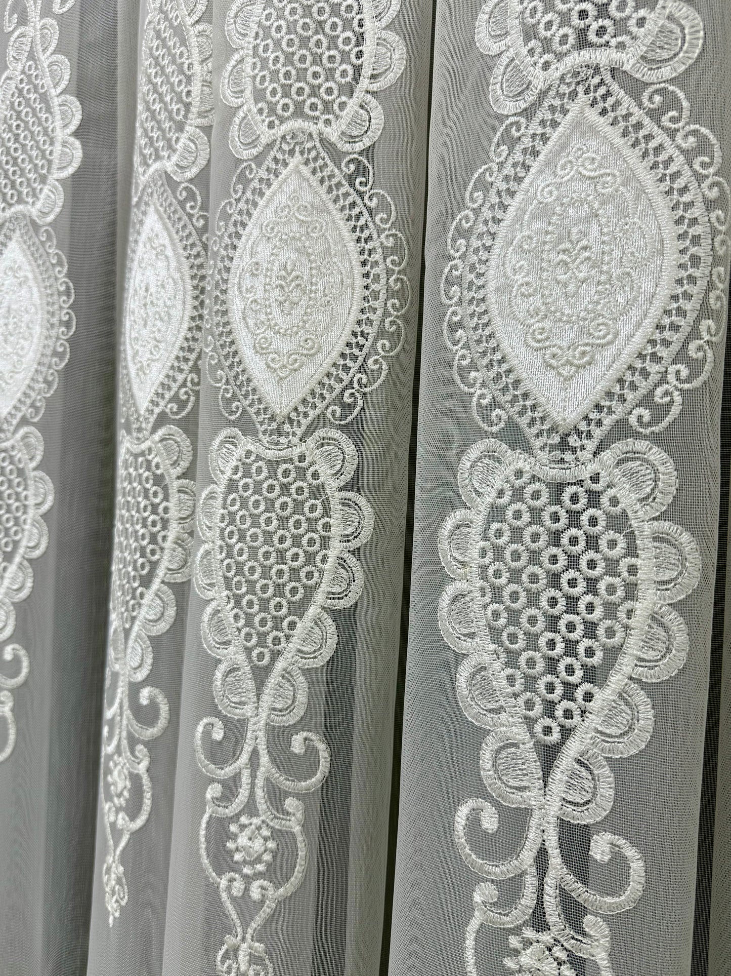 Zarif Beyaz Desenli Tül Perde - Krem Beyaz, Lüks İşlemeli Model