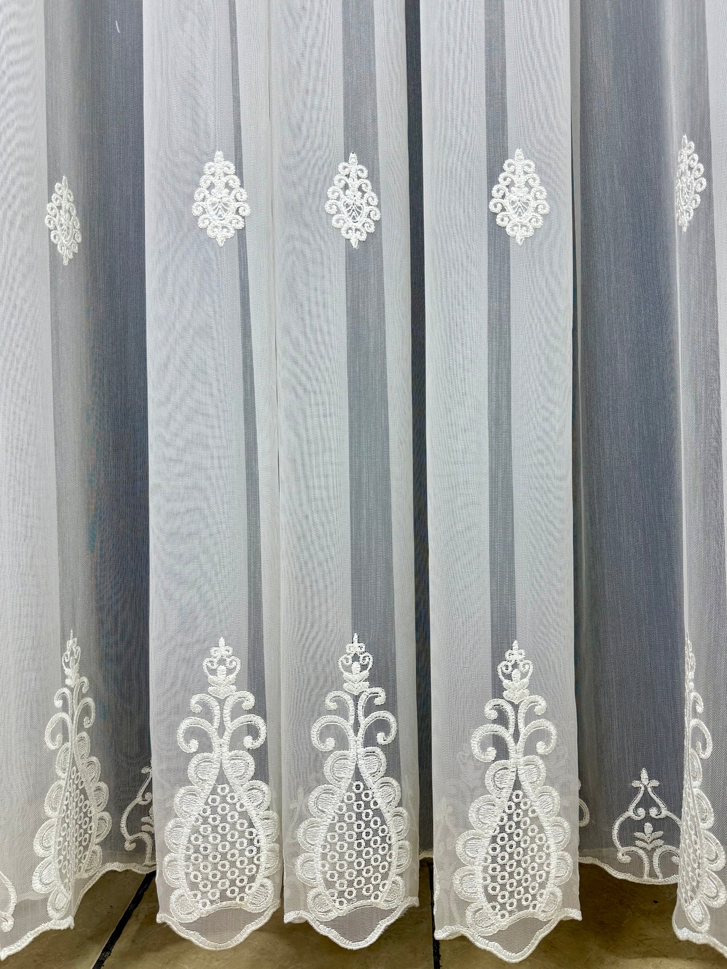 Zarif Beyaz Desenli Tül Perde - Krem Beyaz, Lüks İşlemeli Model