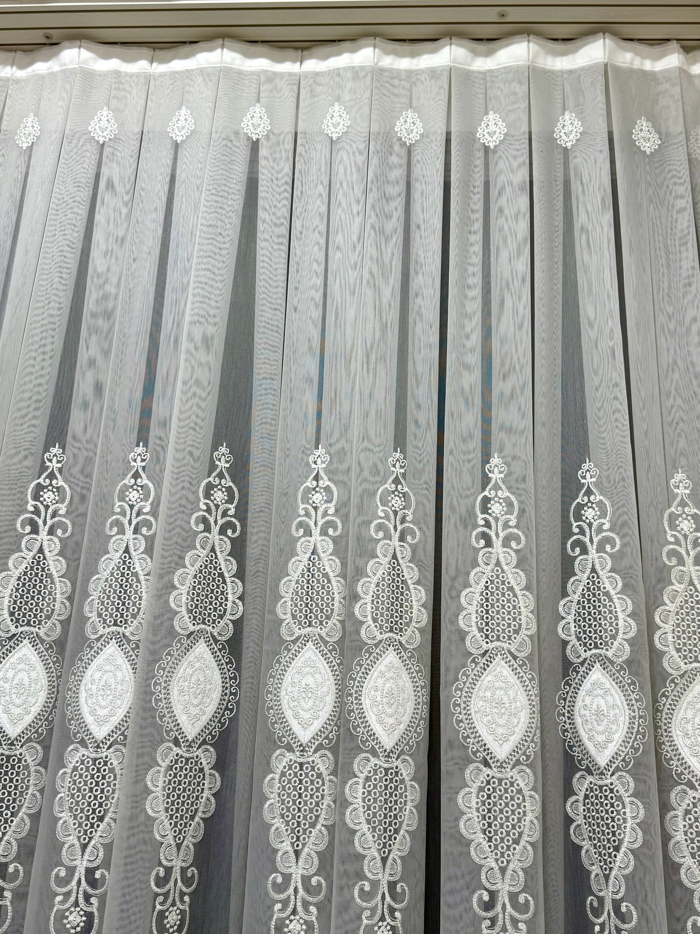 Zarif Beyaz Desenli Tül Perde - Krem Beyaz, Lüks İşlemeli Model