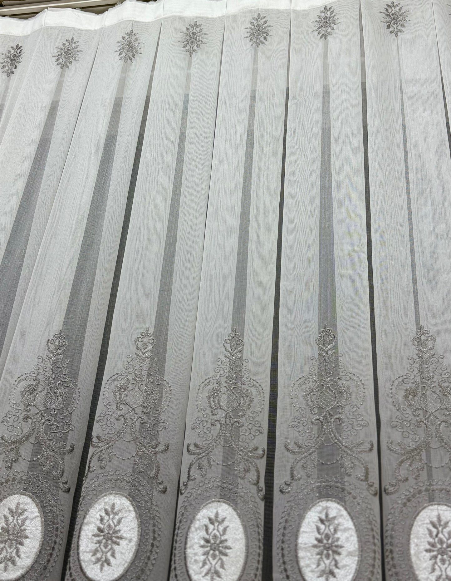 Zarif Klasik İşlemeli Tül Perde – Beyaz Silver Oval Desenli