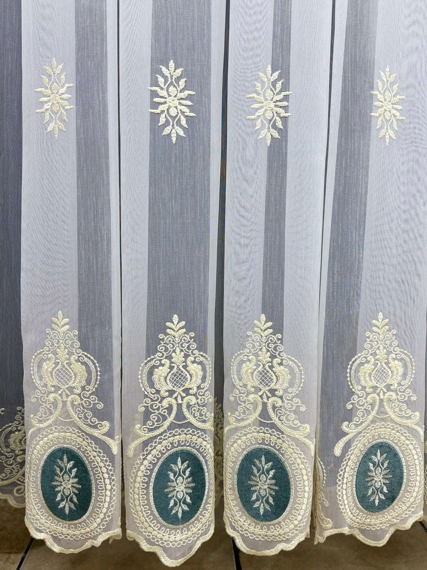 Zarif Klasik İşlemeli Tül Perde – Yeşil Oval Desenli