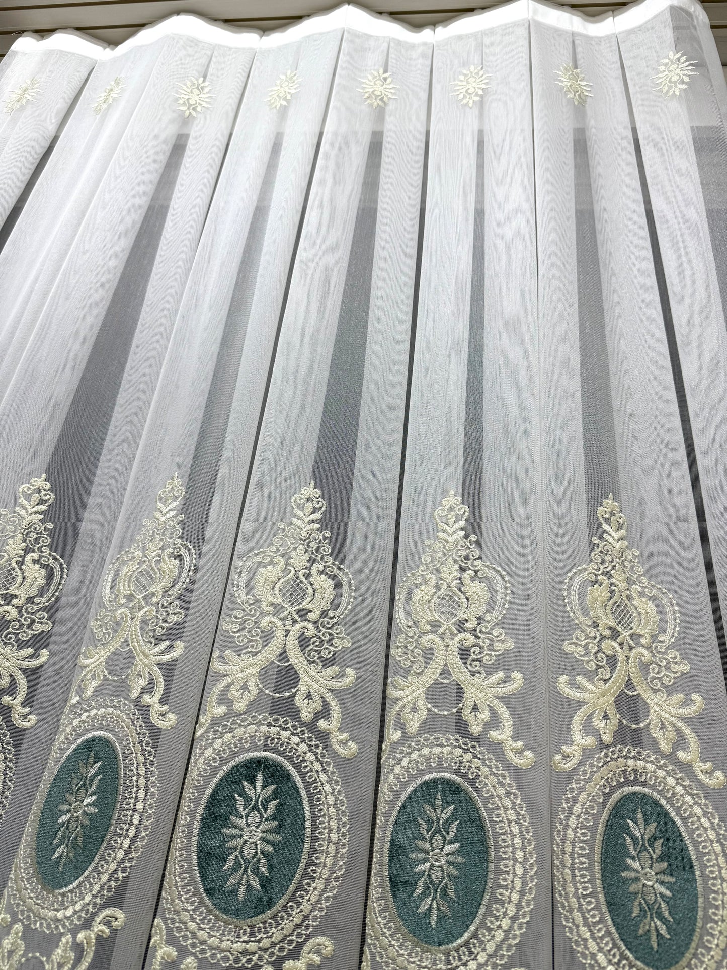 Zarif Klasik İşlemeli Tül Perde – Yeşil Oval Desenli