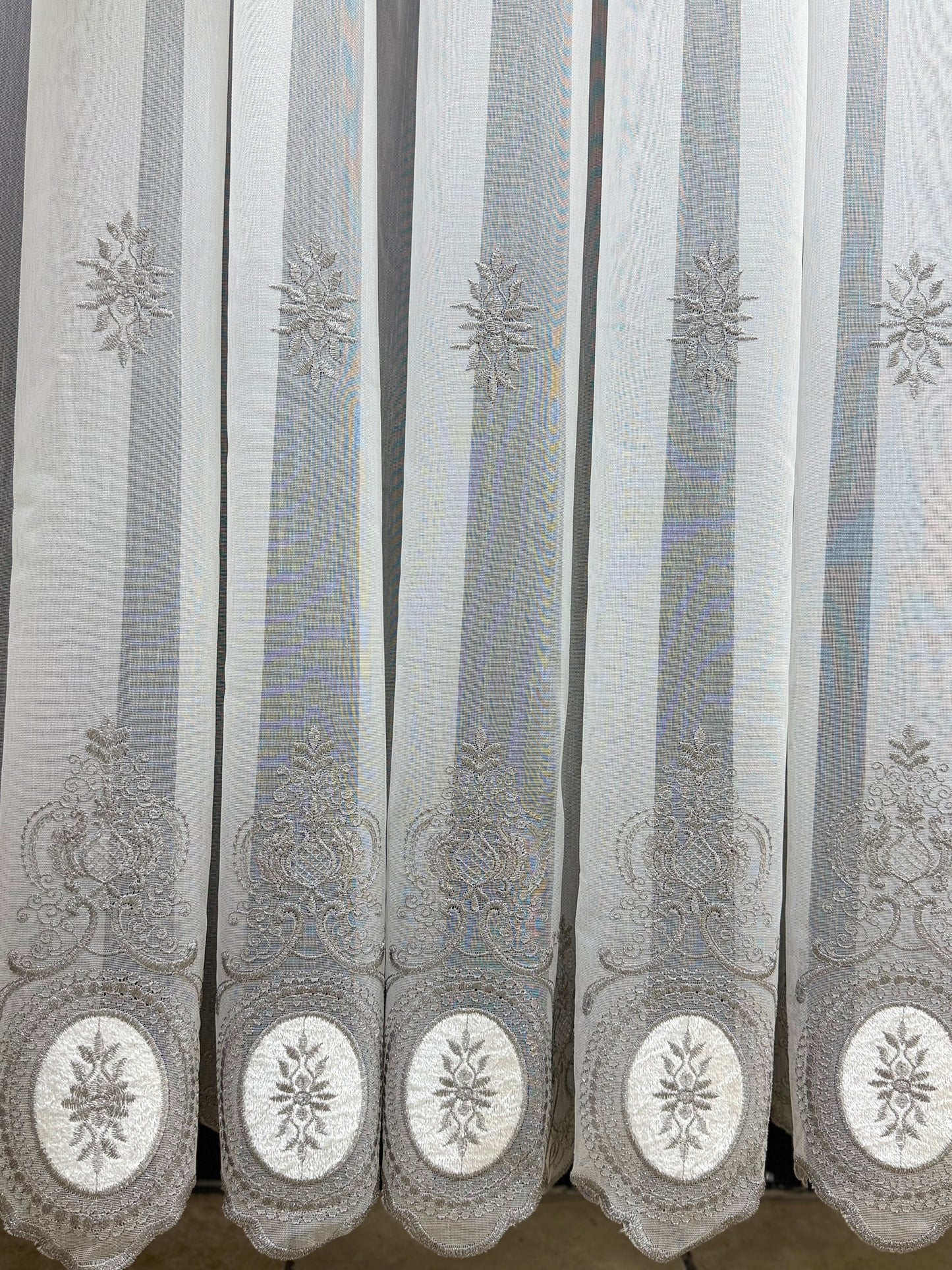 Zarif Klasik İşlemeli Tül Perde – Beyaz Silver Oval Desenli