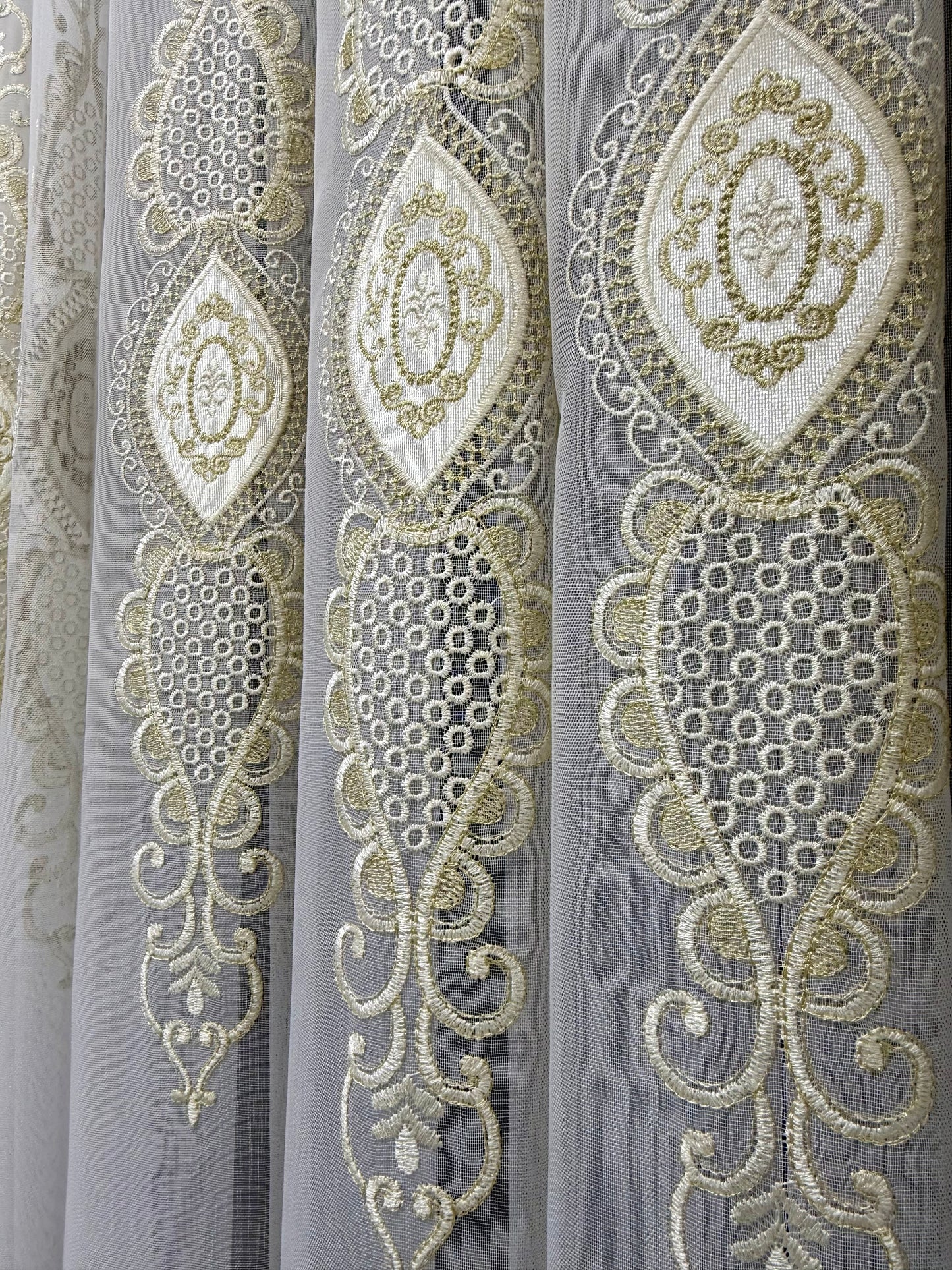 Zarif Altın Desenli Tül Perde - Krem Beyaz, Lüks İşlemeli Model