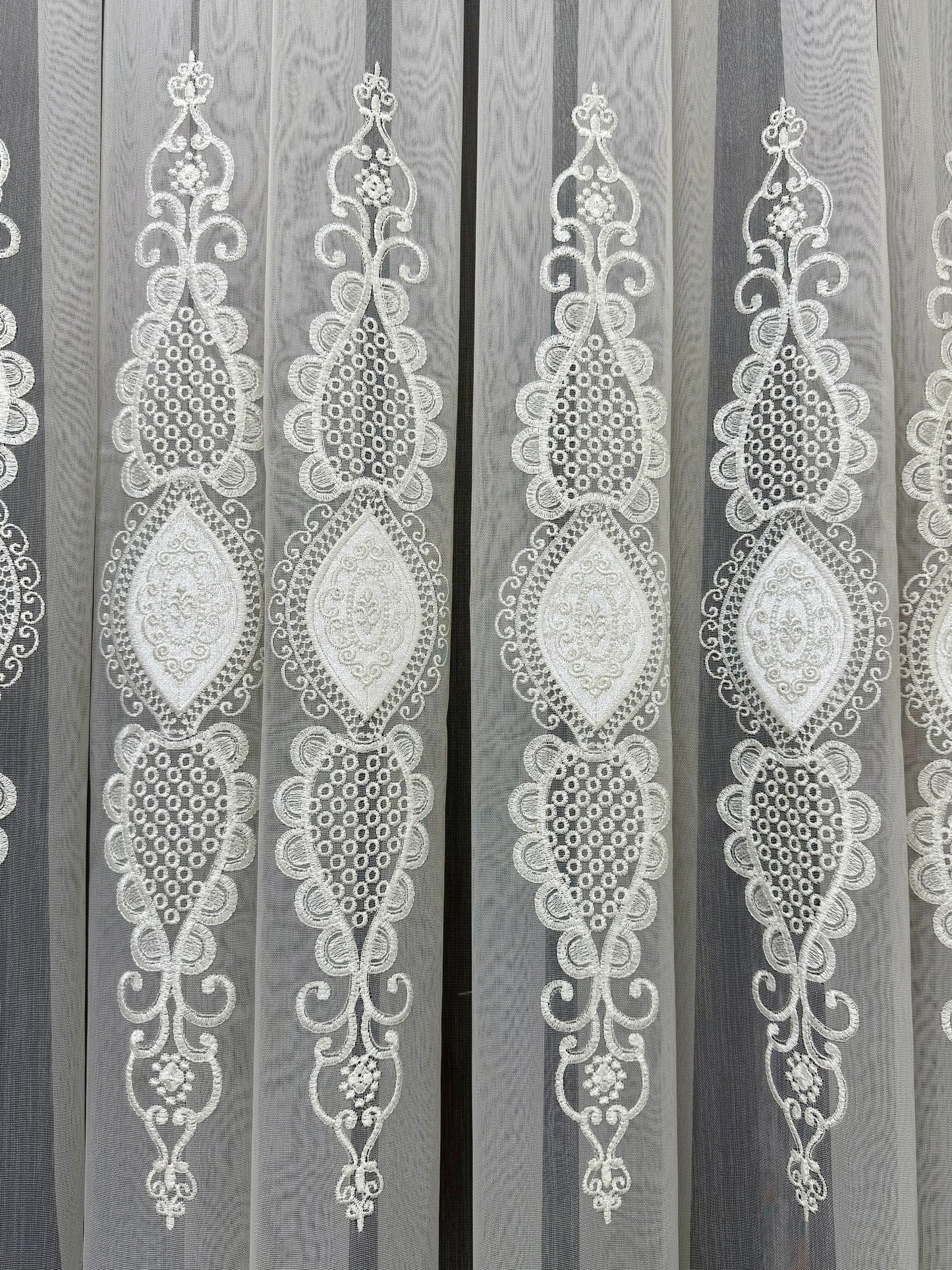 Zarif Beyaz Desenli Tül Perde - Krem Beyaz, Lüks İşlemeli Model