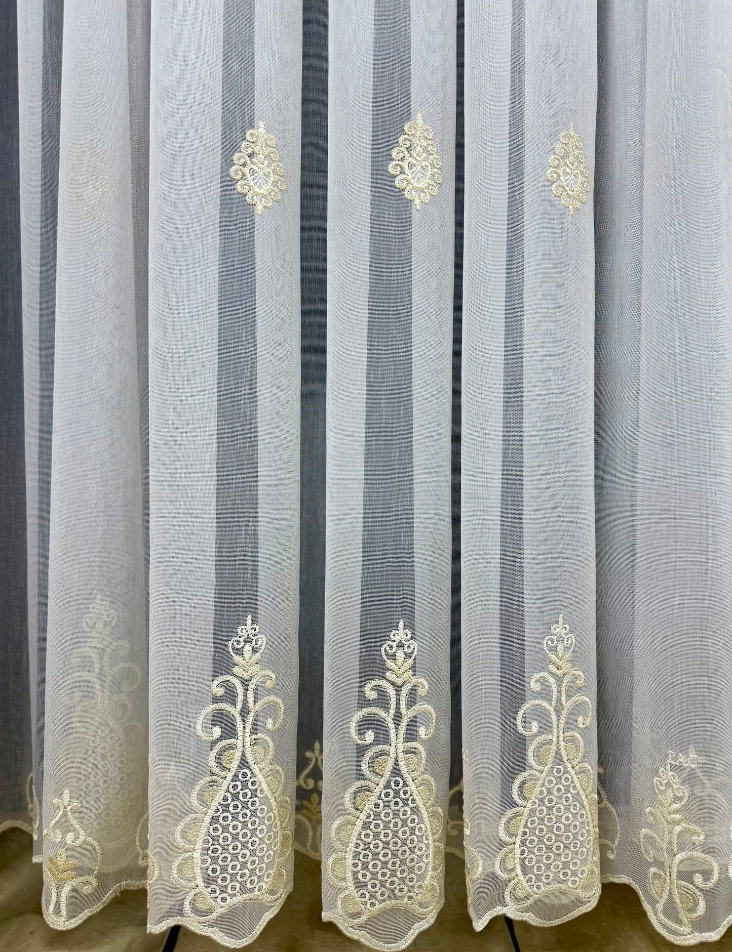 Zarif Altın Desenli Tül Perde - Krem Beyaz, Lüks İşlemeli Model