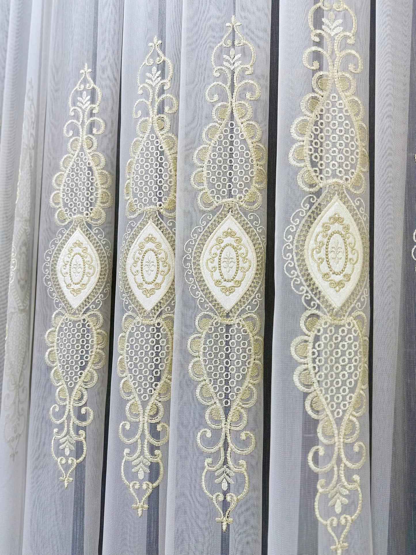 Zarif Altın Desenli Tül Perde - Krem Beyaz, Lüks İşlemeli Model