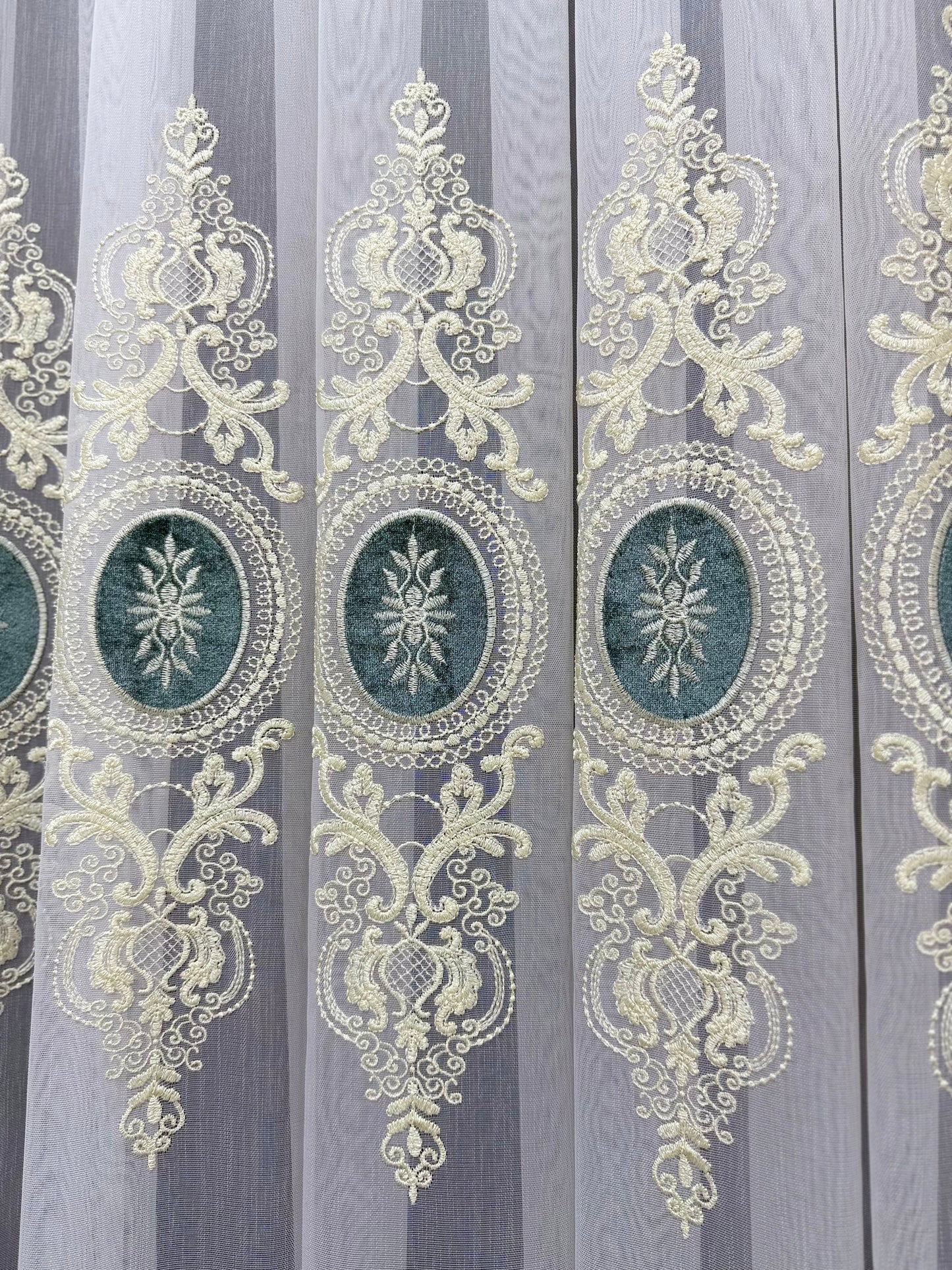 Zarif Klasik İşlemeli Tül Perde – Yeşil Oval Desenli