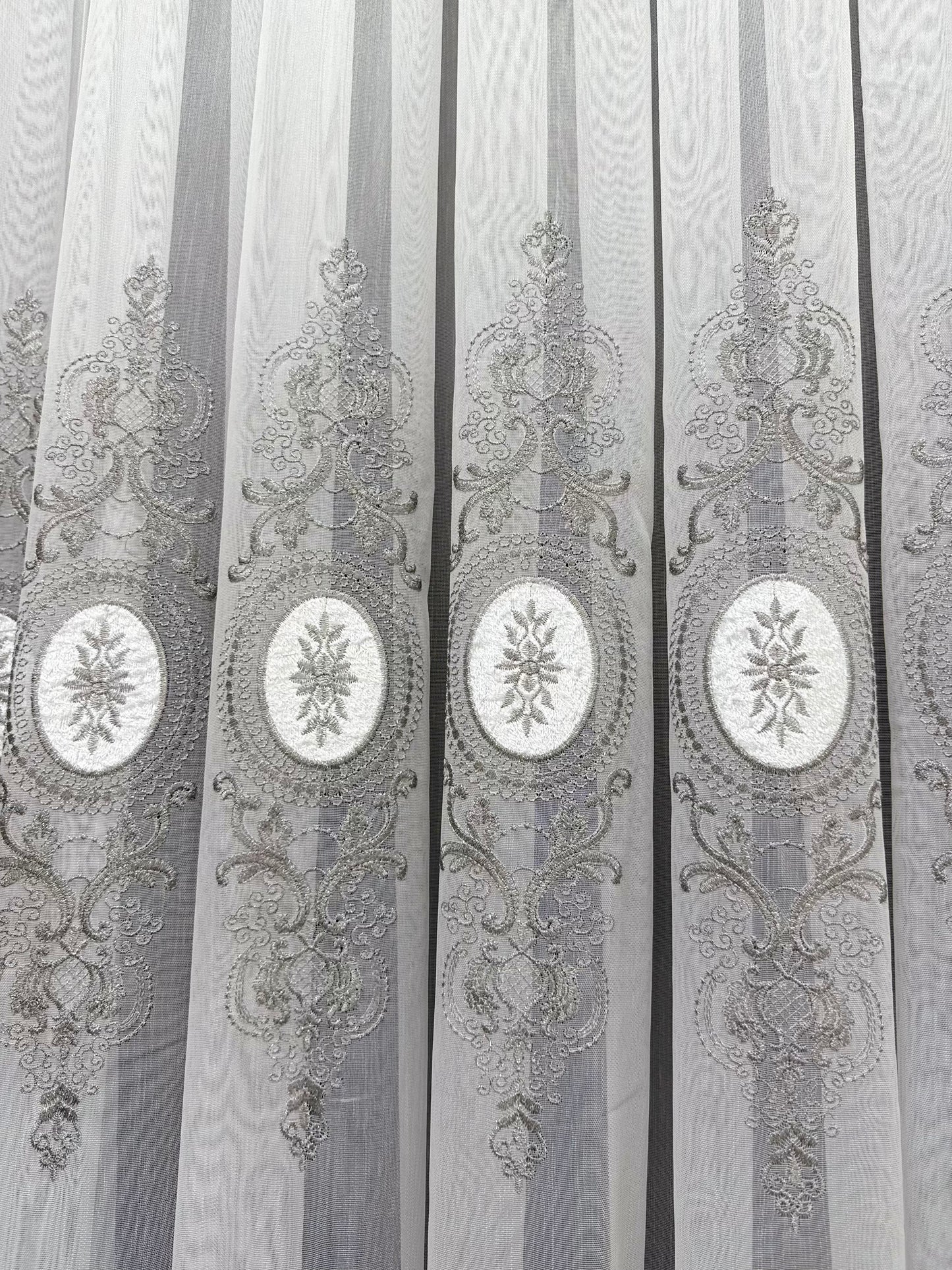 Zarif Klasik İşlemeli Tül Perde – Beyaz Silver Oval Desenli