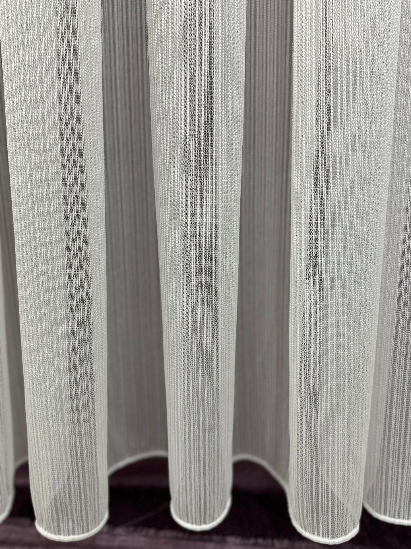 İnce Çizgili Tül Perde – Modern Şeritli Tasarım